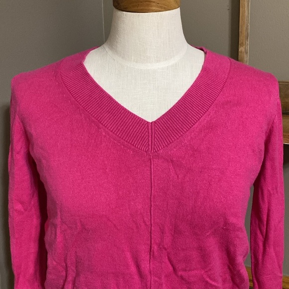 JcPenney fuschia pink v neck light weights sweater size Medium NWT - Picture 2 of 7